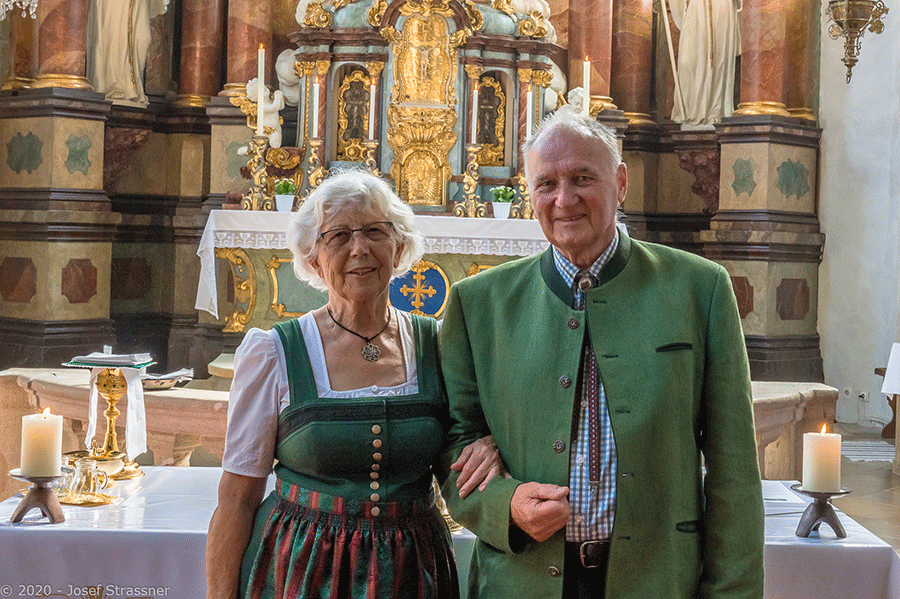 Leopoldine und Josef beim Dirndlg´wand-Sonntag in der Pfarrkirche Katzelsdorf